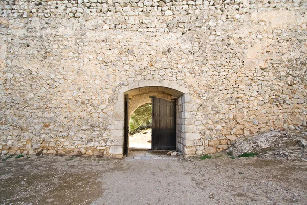 Öppna medeltida slottet gate i en befäst mur — Stockfoto