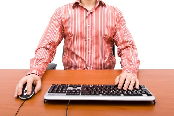 Homem digitando no teclado do computador e usando um mouse — Fotografia de Stock