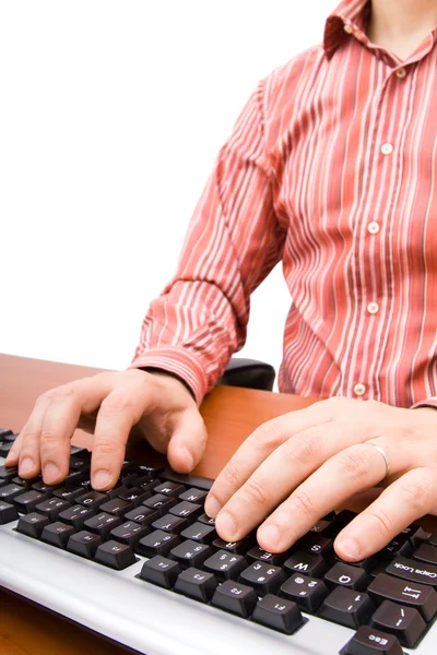 Hombre escribiendo en el teclado de la computadora y utilizando un ratón — Foto de Stock