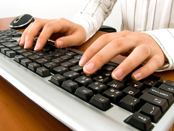 Femme d'affaires tapant dans le clavier de l'ordinateur et en utilisant une souris — Photo