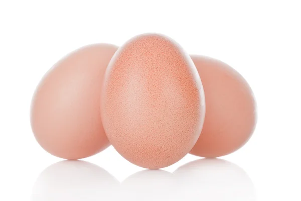 Tre uova di pollo marroni isolate su sfondo bianco — Foto Stock