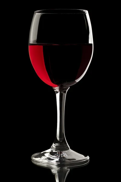 Elegante bicchiere di vino rosso in uno sfondo nero — Foto Stock