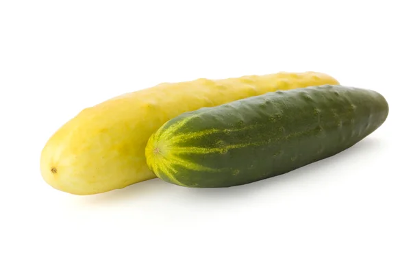 Rijpe komkommers geïsoleerd op een witte achtergrond — Stockfoto