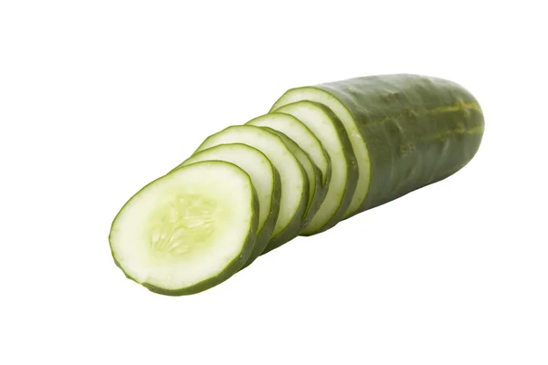 Gesneden komkommer geïsoleerd op een witte achtergrond — Stockfoto