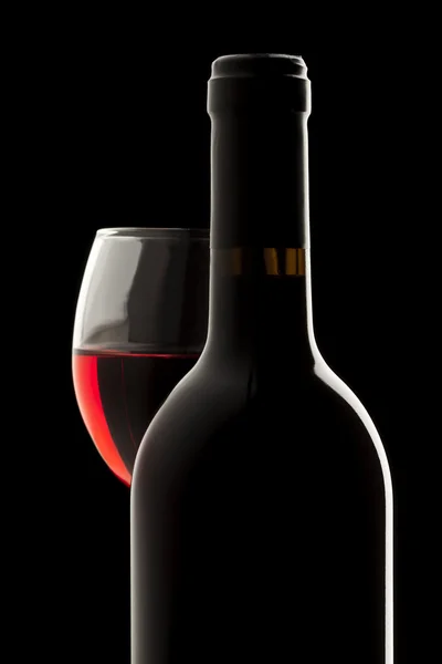 Elegante bottiglia di vino rosso e bicchiere di vino in uno sfondo nero — Foto Stock