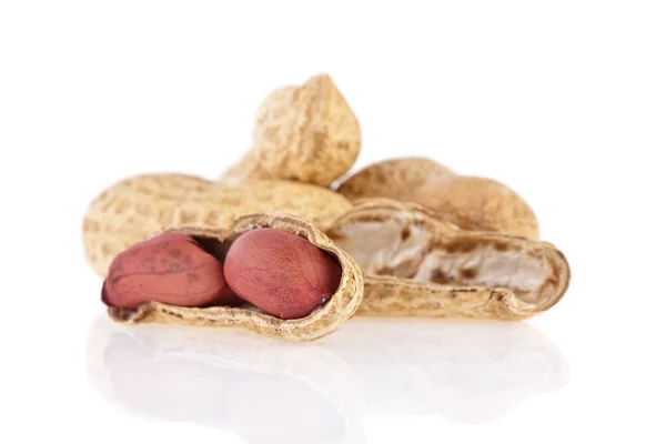 Erdnüsse aufgebrochen isoliert auf weißem Hintergrund — Stockfoto