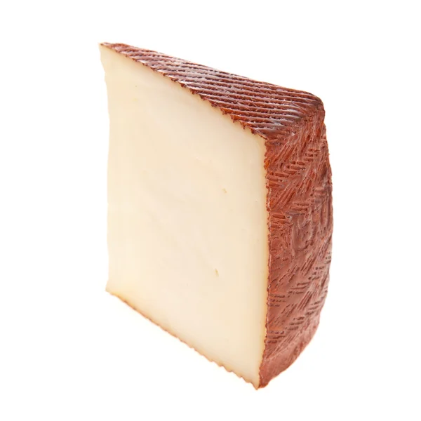 Rebanada de queso de cabra aislada sobre fondo blanco — Foto de Stock