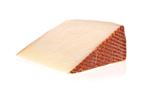 Tranches de fromage de chèvre isolées sur fond blanc — Photo