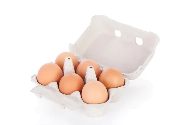 Halbes Dutzend braune Hühnereier in Schachtel isoliert auf weißem Hintergrund — Stockfoto