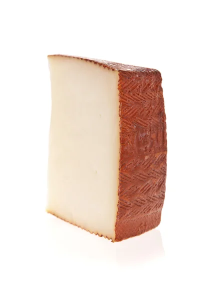 Fatia de queijo de cabra isolada no fundo branco — Fotografia de Stock