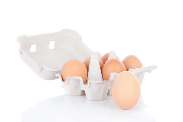 Media docena de huevos de pollo marrón en caja aislados sobre fondo blanco —  Fotos de Stock
