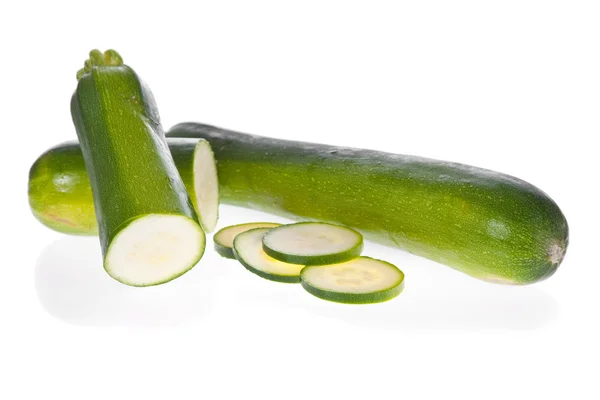 Szeletelt zucchinis vagy cukkini elszigetelt fehér background — Stock Fotó