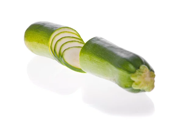Zucchine affettate o zucchine isolate su fondo bianco — Foto Stock
