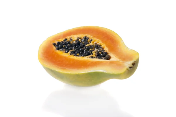 Papaya en rodajas aislada sobre un fondo blanco —  Fotos de Stock