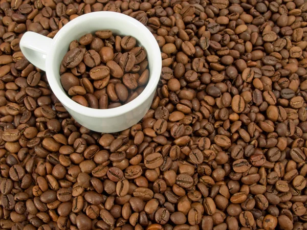 Chicchi di caffè e una tazza di caffè espresso bianco — Foto Stock