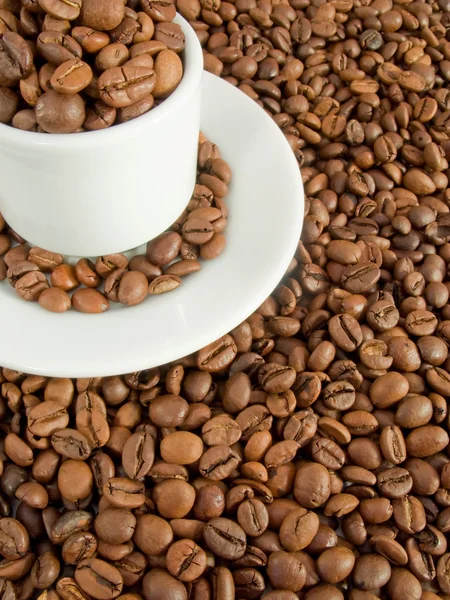 Granos de café y una taza de café espresso blanco —  Fotos de Stock