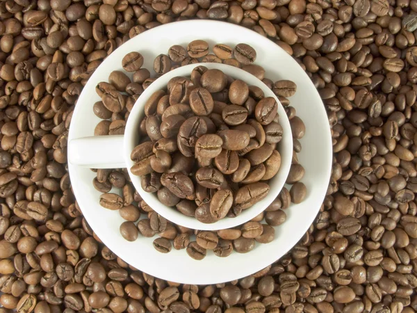 Chicchi di caffè e una tazza di caffè espresso bianco — Foto Stock