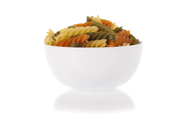 Tricolore fusilli pasta in een kom geïsoleerd op een witte achtergrond — Stockfoto