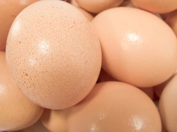Close-up de uma pilha de ovos de galinha frescos — Fotografia de Stock