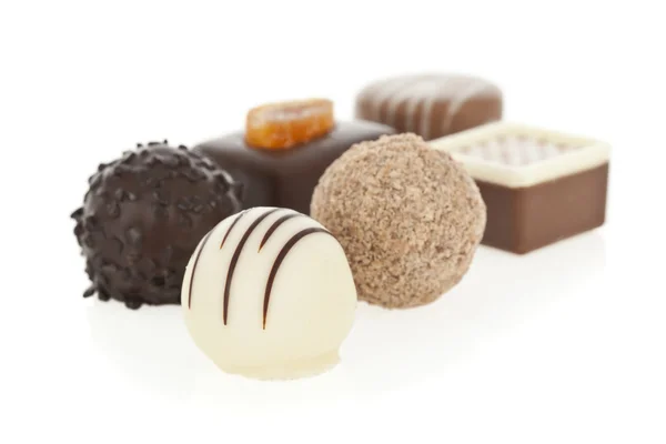 Bombons de chocolate gourmet isolado no fundo branco — Fotografia de Stock