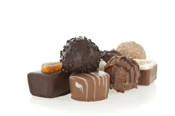 Bombones de chocolate gourmet aislados sobre fondo blanco —  Fotos de Stock