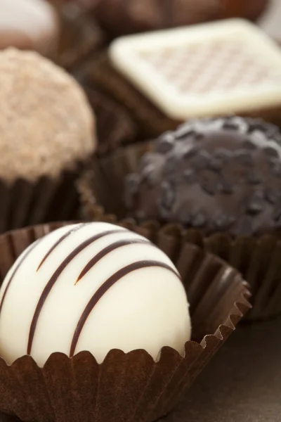 Fondo hecho con varios bombones de chocolate surtidos —  Fotos de Stock