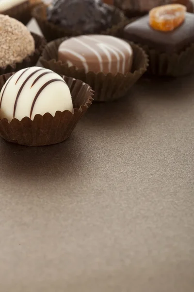 Diverse gourmet choklad konfekt i pappersmuggar — Stockfoto