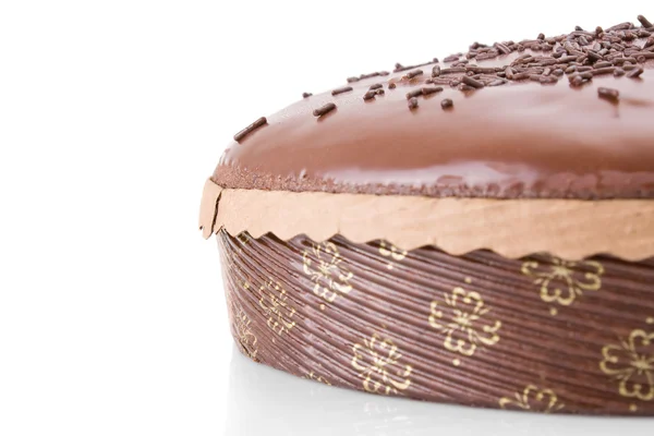 Pastel de chocolate con detalles de espolvoreos sobre blanco —  Fotos de Stock
