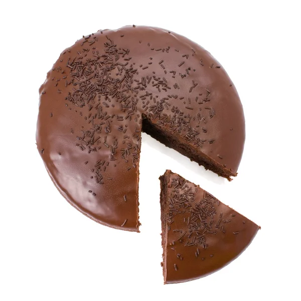 Bolo de chocolate fudge fatiado isolado no fundo branco — Fotografia de Stock