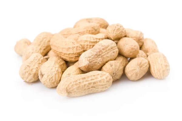 Pilha de amendoim isolada sobre fundo branco — Fotografia de Stock