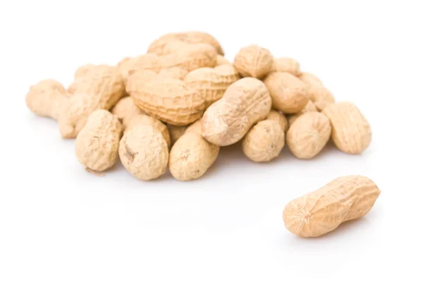 Erdnüsse stapeln sich isoliert auf weißem Hintergrund — Stockfoto