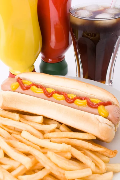 Pasti fast food con hot dog, patatine fritte e una cola — Foto Stock