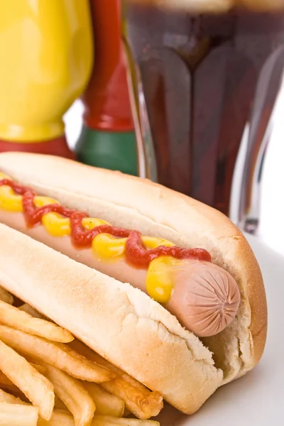 Sosisli, patates kızartması ve kola ile fast food yemek — Stok fotoğraf