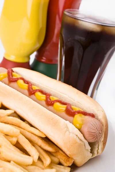 Pasti fast food con hot dog, patatine fritte e una cola — Foto Stock