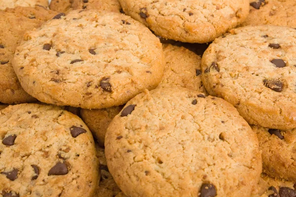 Fundo de uma pilha de biscoitos de chocolate chip — Fotografia de Stock