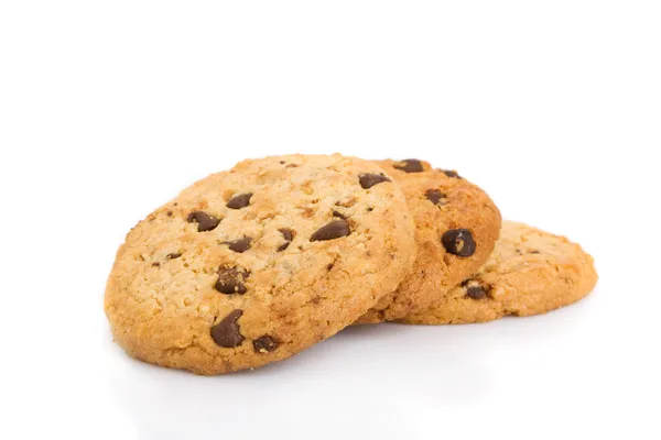 Pila de galletas de chispas de chocolate aisladas sobre fondo blanco — Foto de Stock