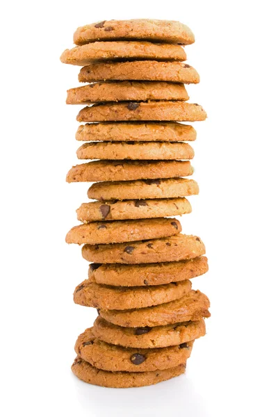 Pila de galletas de chispas de chocolate aisladas sobre fondo blanco — Foto de Stock
