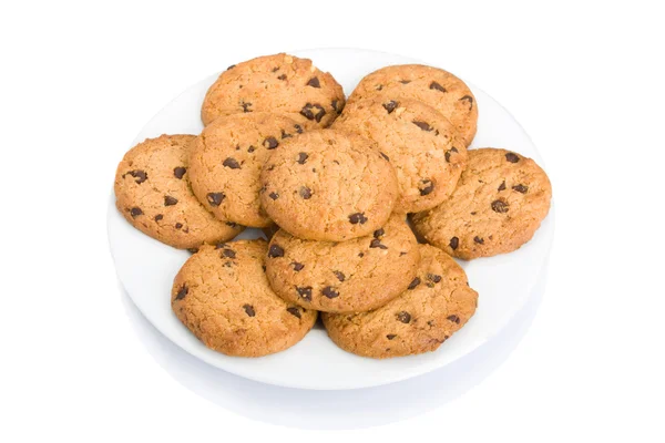 Stapel van chocolade chip cookies op een schotel geïsoleerd op witte achtergrond — Stockfoto