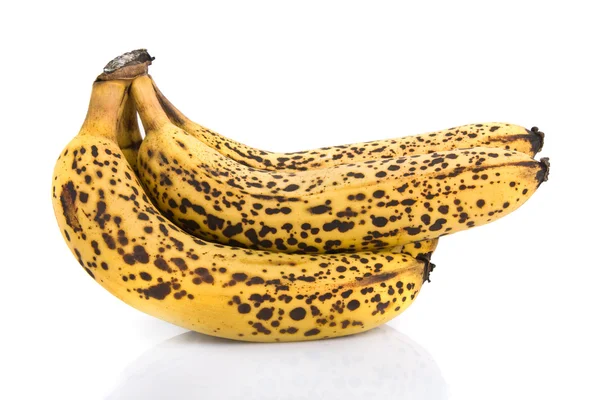 Agrupamento de bananas maduras isoladas sobre fundo branco .. — Fotografia de Stock