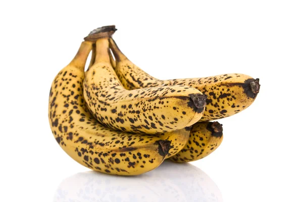 Кластер более спелых бананов изолированы на белом фоне .. — стоковое фото