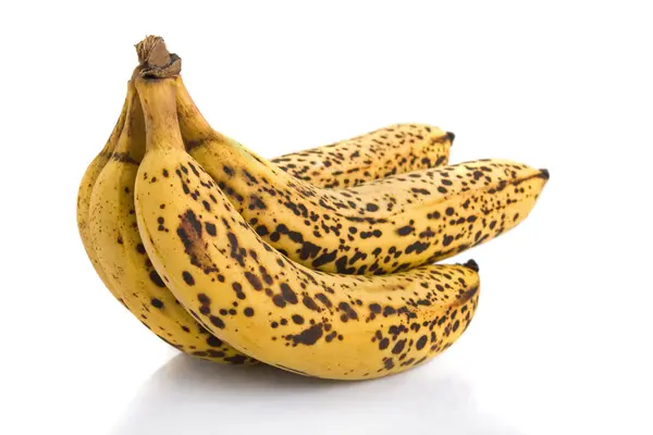 Agrupamento de bananas maduras isoladas sobre fundo branco .. — Fotografia de Stock