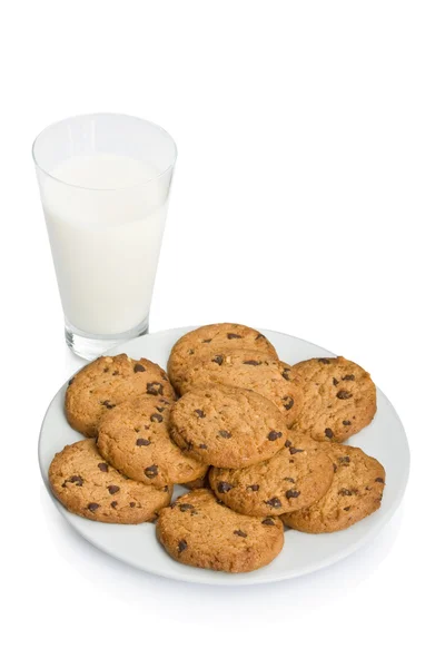 Biscoitos de chocolate e um copo de leite isolado em branco — Fotografia de Stock