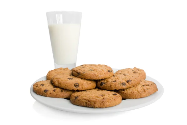 Chocolade chip cookies en een glas melk geïsoleerd op wit — Stockfoto