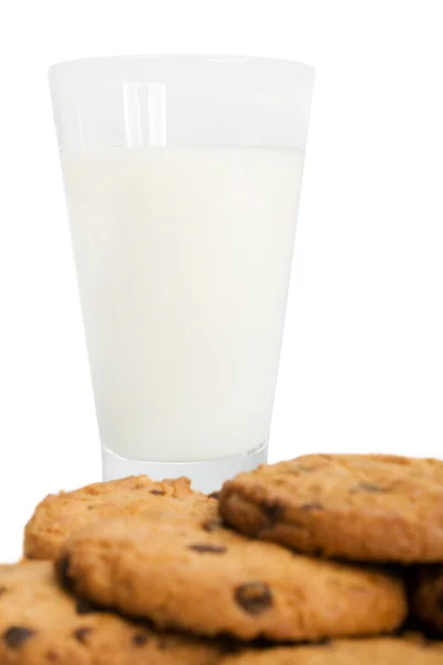 Biscotti al cioccolato e un bicchiere di latte isolato su bianco — Foto Stock