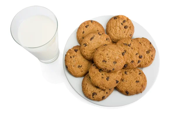 초콜릿 칩 쿠키와 우유 흰색 절연 유리 — 스톡 사진