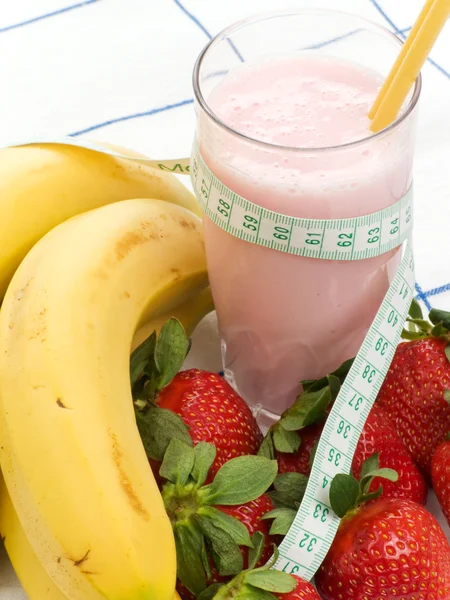 Smoothie gemaakt met aardbeien en bananen en een maatregel tape — Stockfoto