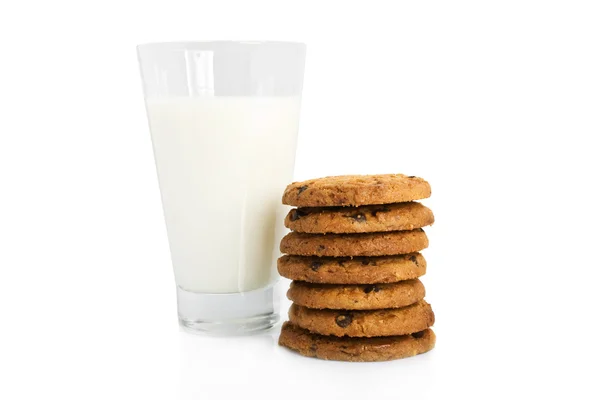 Шоколадное печенье и стакан молока, изолированного на белом — стоковое фото