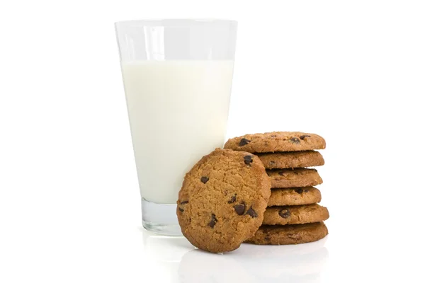 Μπισκότα τσιπ σοκολάτας και ένα ποτήρι γάλα που απομονώνονται σε λευκό — Φωτογραφία Αρχείου