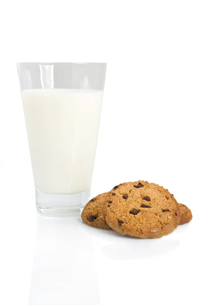 Biscotti al cioccolato e un bicchiere di latte isolato su bianco — Foto Stock
