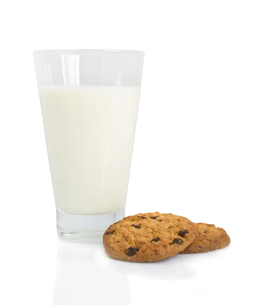 Galletas con chispas de chocolate y un vaso de leche aislado en blanco — Foto de Stock